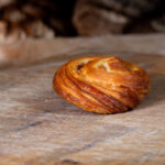 Blättrige Schnecke mit Bio-Apfel, aus regionalem Bioland-Weizenmehl und Bio-Süßrahmbutter – frisches, handgefertigtes Gebäck