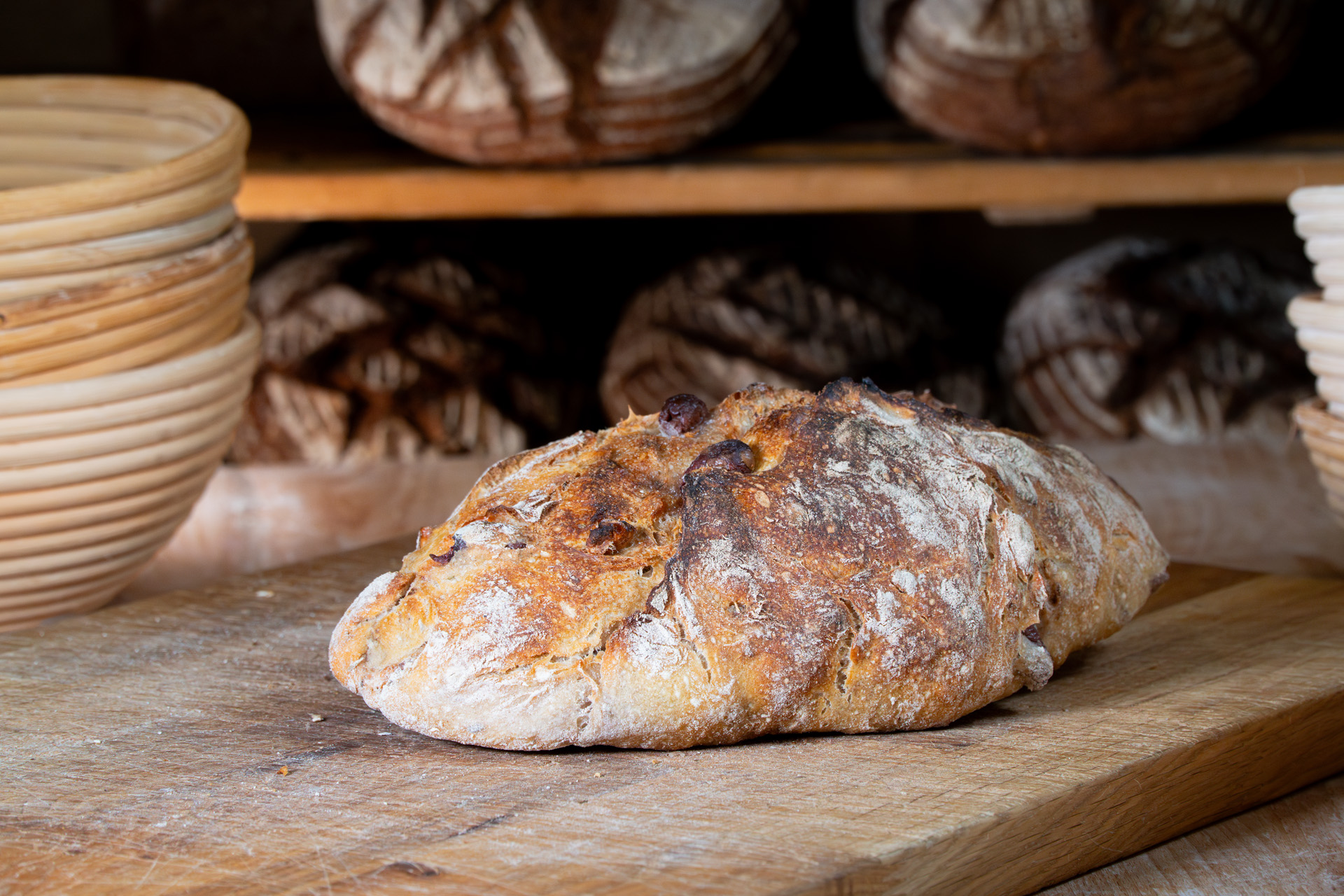 Olive-Walnuss-Ciabatta, Bio - BULLE BÄCKEREI Olive-Walnuss-Ciabatta, Bio - BULLE BÄCKEREI