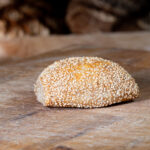 Sesambrötchen, Klassisches Weizenbrötchen mit ungeschältem Sesam.