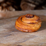 Blättrige Schnecke mit Zimt