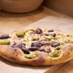 Focaccia Olive · Weizensauerteigfladen mit Bulle-Oliven-Mischung, vegan