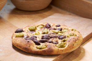 Focaccia Olive · Weizensauerteigfladen mit Bulle-Oliven-Mischung, vegan