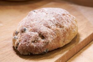 Stollen Traditionell süßes Brot mit Marzipanfüllung, Rosinen und Korinthen, Mandeln & Bulle Orangeat/Zitronat